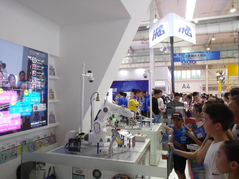 批量培訓工業(yè)機器人應用工程師 破解先進制造業(yè)人才瓶頸