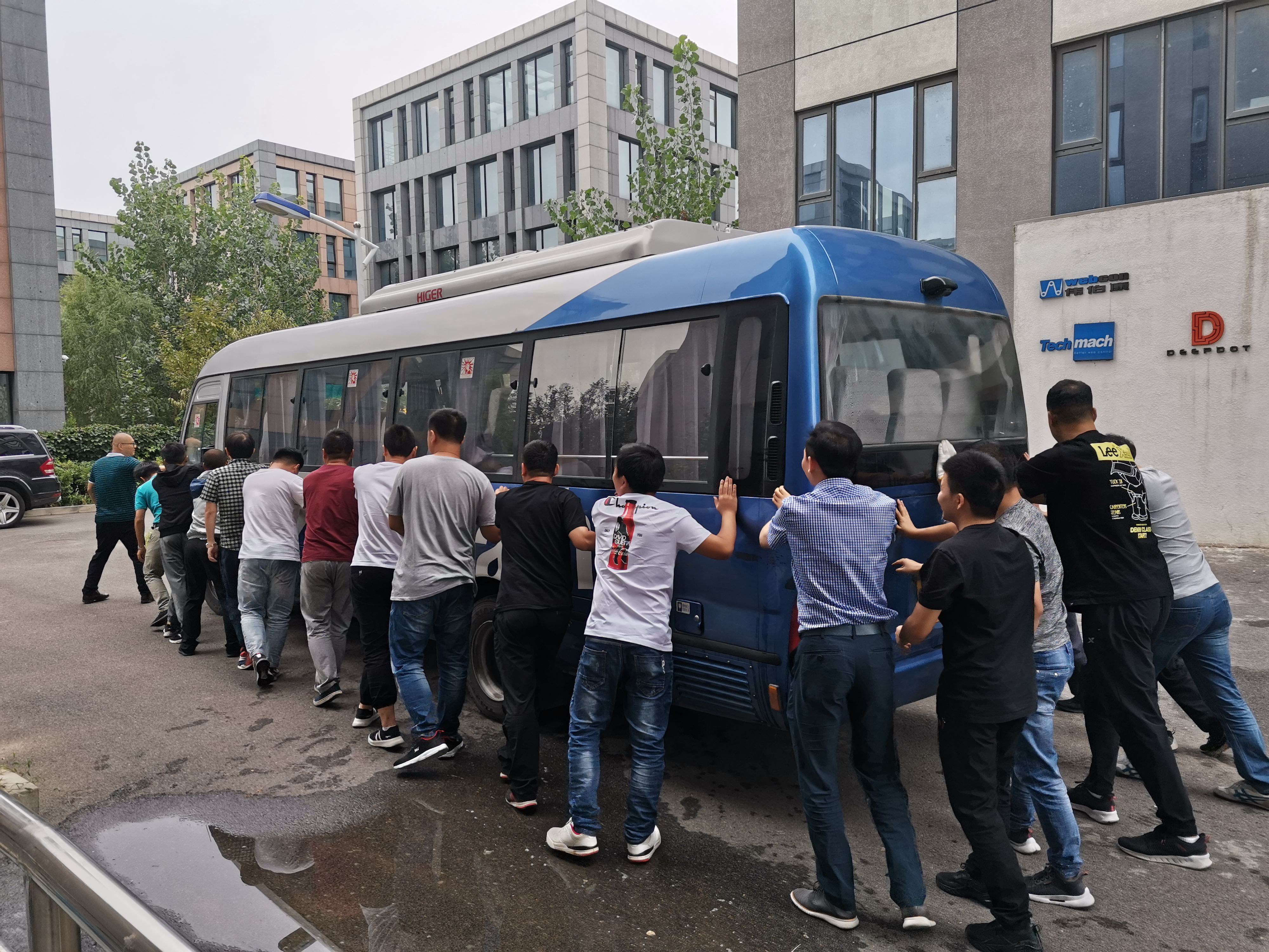 【鈦·暖心】公司班車發(fā)生故障，萬眾一心集體推車